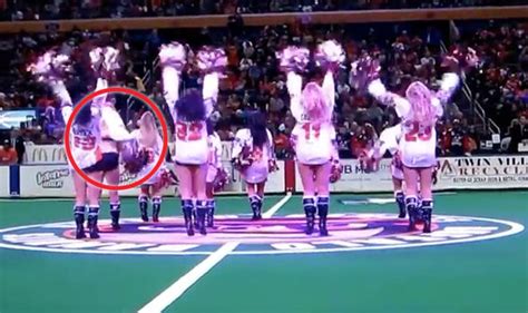 Cheerleader goes viral when she suffers HUGE wardrobe。